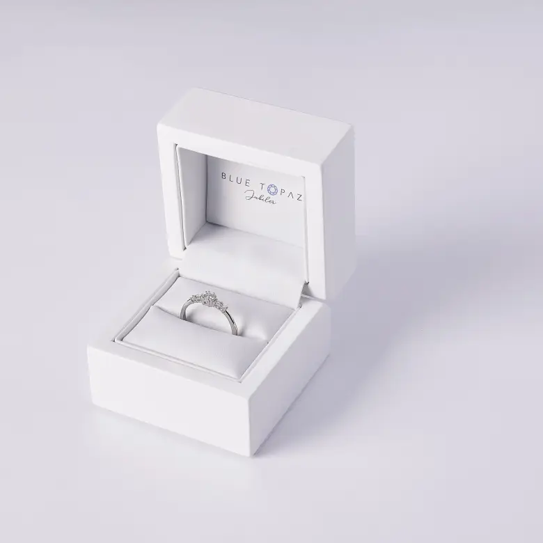 Pierścionek zaręczynowy z diamentami z białego złota Pierścionek zaręczynowy z diamentami z białego złota